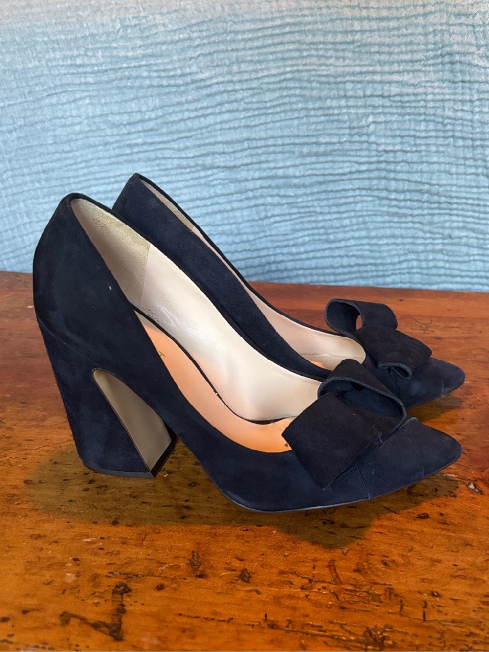 Classic Pointed Toe Bow Pumps in Black